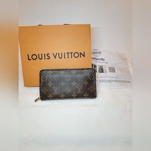 EUC Authentic Louis Vuitton Monogram Zippy Wallet